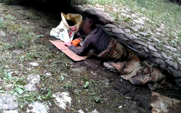 Bezdomovec, který přišel o nohu, živořil pod mostem. Díky strážníkům se snad pro něj najde azylové bydlení 