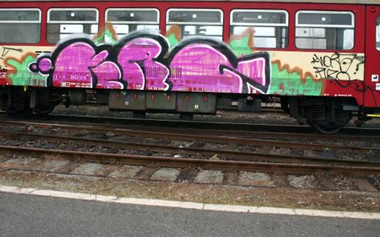 Vandal posprejoval vagóny, odstranění grafitů přijde na nejméně deset tisíc