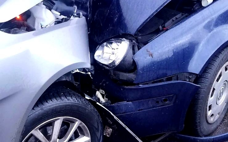 Nehoda v Černovické ulici: Řidič narazil do před ním stojícího auta, měl v sobě deset piv