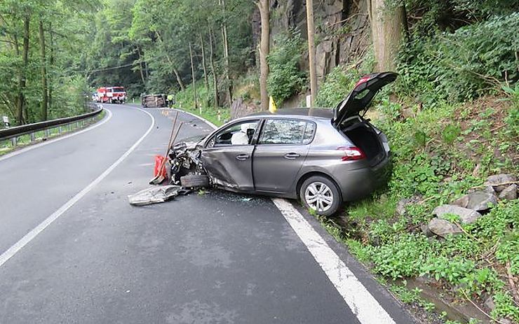 Další nehoda na třináctce vedle Ohře! Řidička čelně narazila do protijedoucího auta