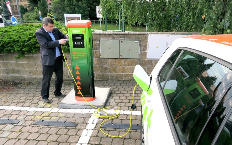 Na Chomutovsku lze nově nabít elektromobil i na příjezdu od Karlových Varů