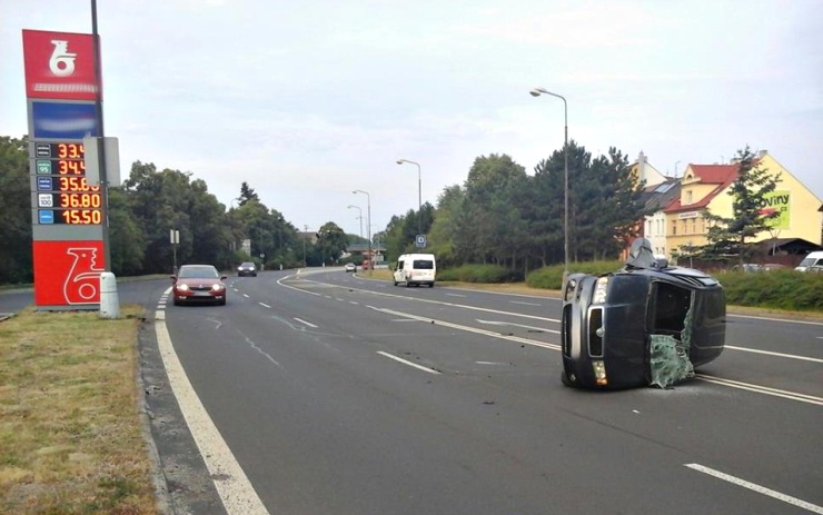 Ošklivá nehoda na třináctce v Chomutově! Auto skončilo uprostřed silnice na boku