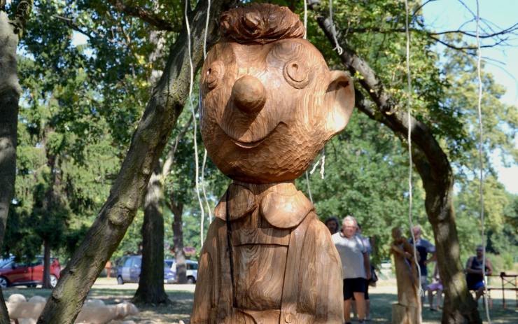 Třetí sochařské sympozium v Březně: Z kusů dřeva se zrodily pohádkové postavy