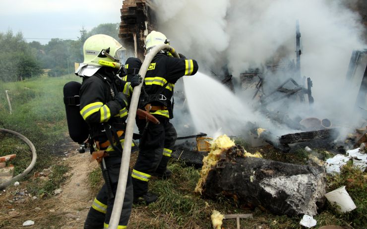 Požár v domě na Chomutovsku si vyžádal evakuaci nájemníků, někteří se nadýchali kouře