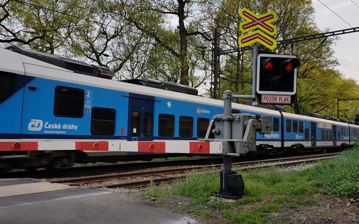 V Chomutově vypadla žena z jedoucího vlaku, následně měli vyskočit další dva cestující