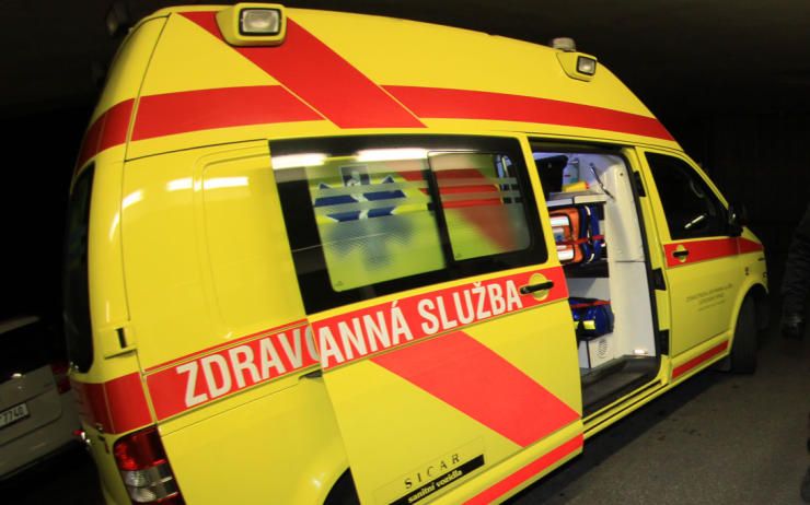 Incident na parkovišti: Po brutálním útoku opilce musela být zraněná žena převezena do nemocnice