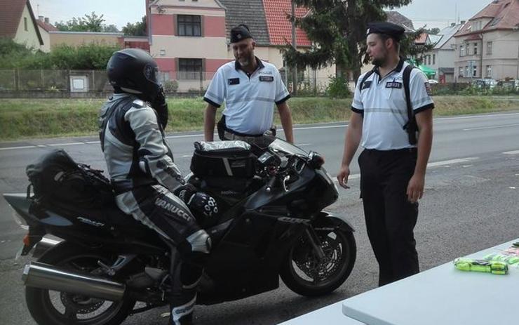 Policisté se při kontrolách na silnicích Chomutovska zaměřili na motorkáře 