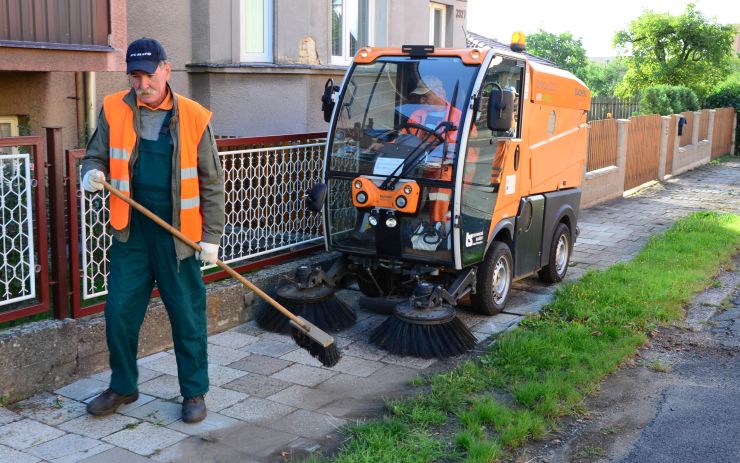 Technické služby začaly letos podruhé čistit město, opět hrozí odtahy aut!