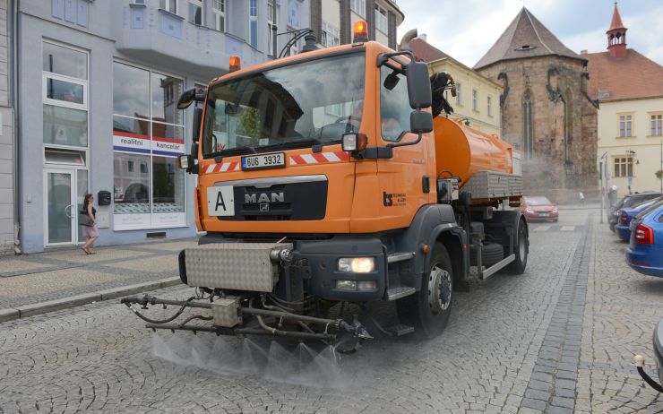 S úmorným horkem bojují i technické služby, do rozpálených ulic vyjíždějí kropící vozy