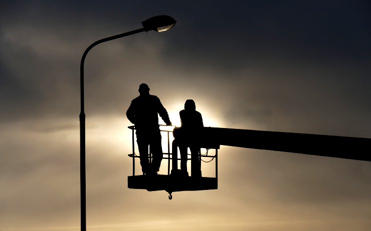 Lampy ve městě přestávaly svítit. Mohl za to 25letý muž