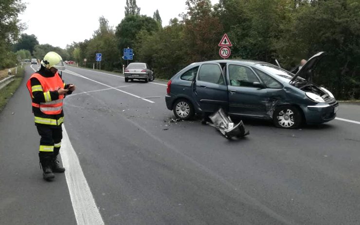 PRÁVĚ TEĎ: Havárie na silnici na Prahu, srazila se tam dvě auta