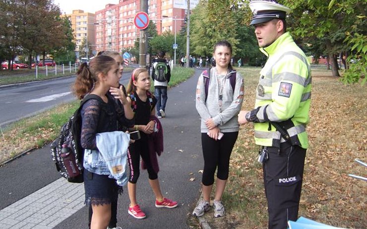 Na Chomutovsku stáli celý týden policisté u přechodů. Učili děti i dospělé správně přecházet silnice