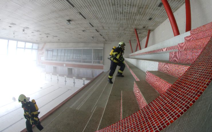 OBRAZEM: Staré lázně posloužily při cvičení záchranářům: Při požáru na koncertě zachraňovali desítky zraněných