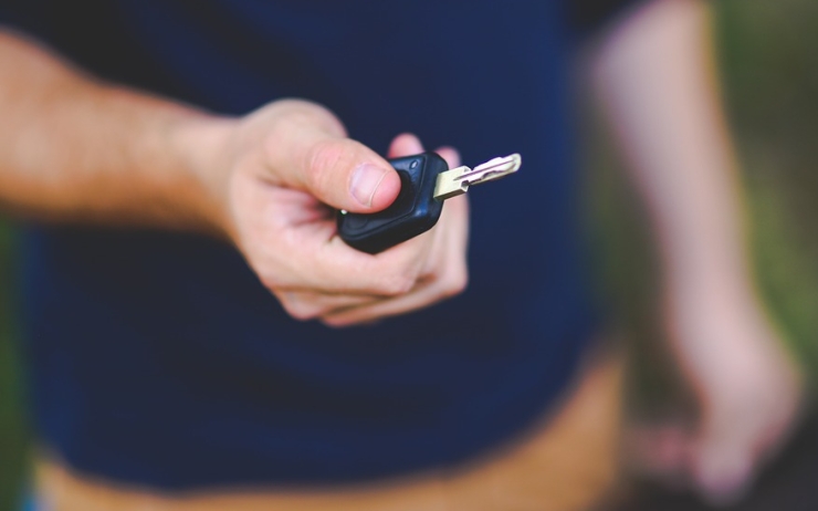 Pro dobrotu na žebrotu. Muž u sebe ubytoval svého příbuzného, ten mu ukradl auto a notebook