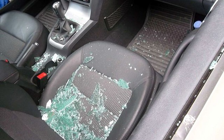 Naštvaní motoristé: V Jirkově poničil auto vandal, v Bezručově údolí zaparkovaný vůz rovnou někdo vykradl