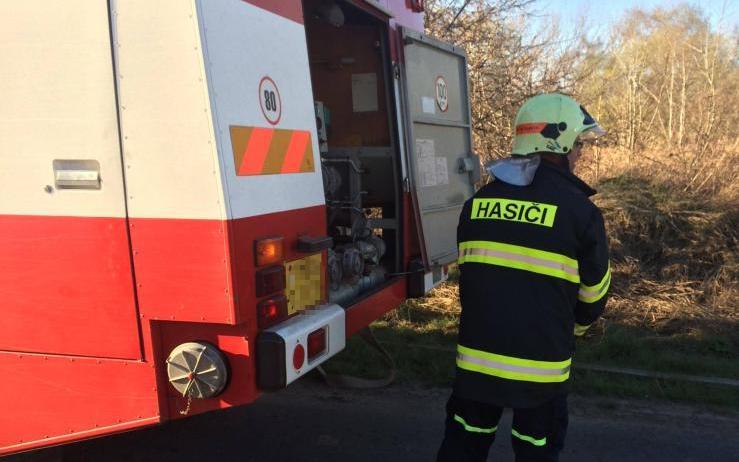Z nákladního auta v Loučné unikal olej, zasahovaly tři hasičské jednotky