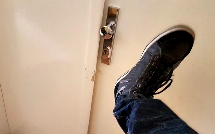 Incident na chomutovském sídlišti. Teenager vykopl dveře od bytu, aby si mohl odnést gauč