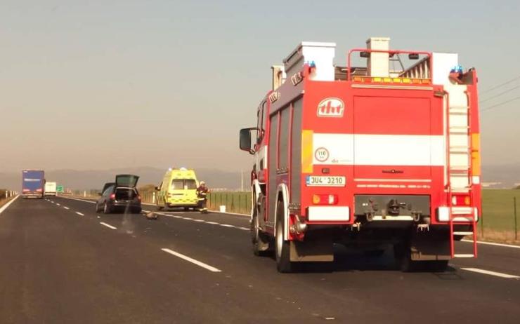 PRÁVĚ TEĎ: Havárie na dálnici na Chomutov u Všehrd. Hasiči likvidují její následky