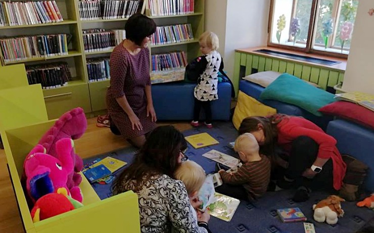 Do knihovny s batolaty. Chomutovská knihovna získává nové čtenáře už v porodnici
