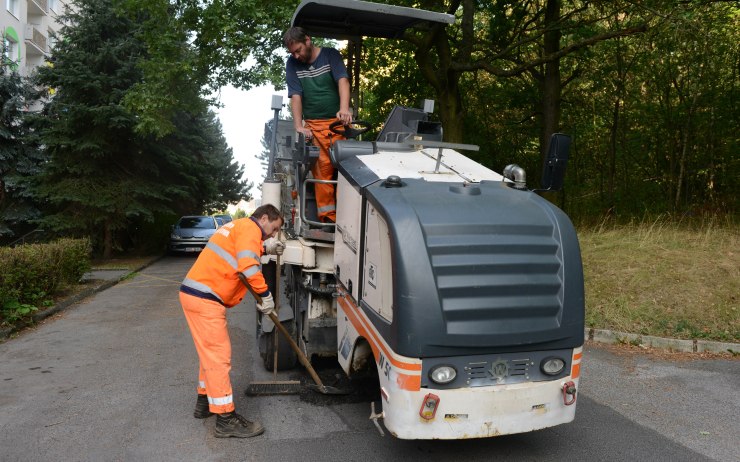 Opravy komunikací se v Chomutově blíží ke konci