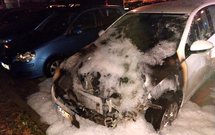 Ranní požár v Kadani zničil osobní auto, okolní vozy hasiči ochránili