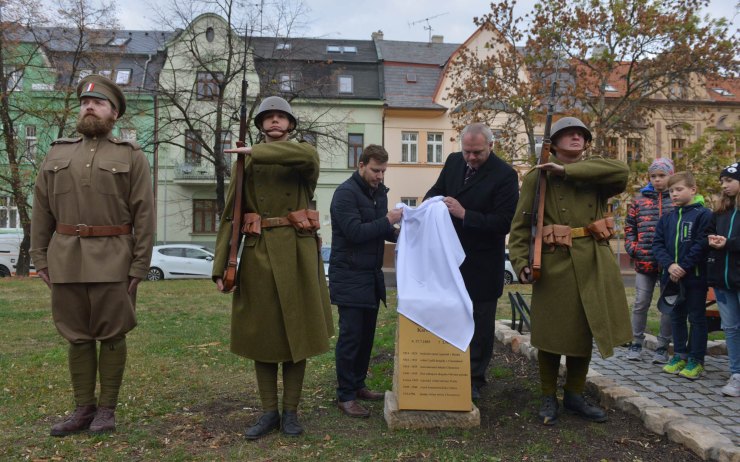 Třem vojákům prvorepublikové armády byly v Chomutově odhaleny pamětní desky