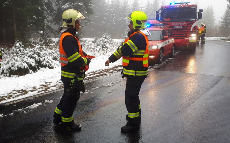 Hasiči likvidovali na horách uniklou naftu. Hrozilo, že se dostane do potoka