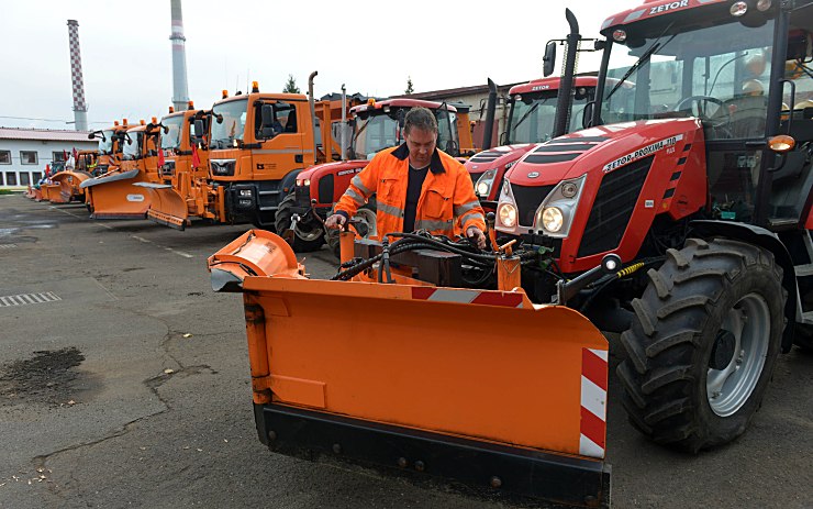 Tisíc tun soli a tři desítky strojů technických služeb jsou připravené na zimu