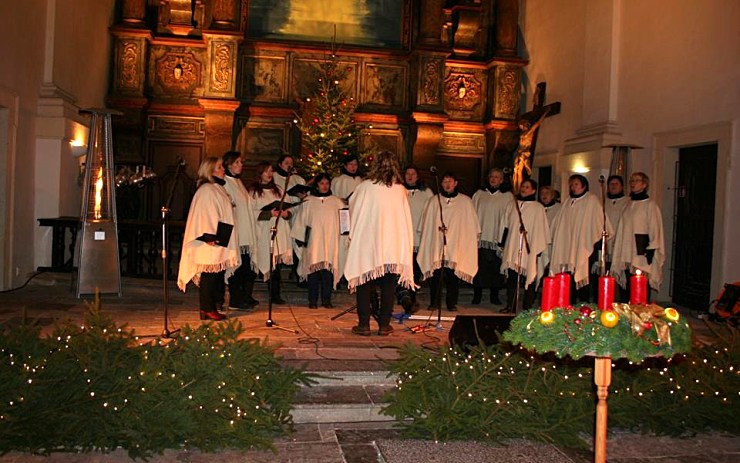 Tradiční koncerty, křest knihy pohádek, povídání s architektem, půlnoční mše. Takový advent připravila chomutovská knihovna