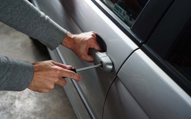 Neuvěřitelná drzost. Zloději vykrádali auto téměř v pravé poledne a ještě tvrdili, že majitel o všem ví