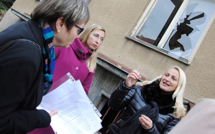 Ombudsmanka Anna Šabatová se přijela podívat, jak dopadly domy v rukou spekulantů