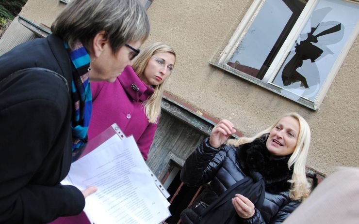 Ochránkyně lidských práv Šabatová přijela do Jirkova. Prošla Nové Ervěnice