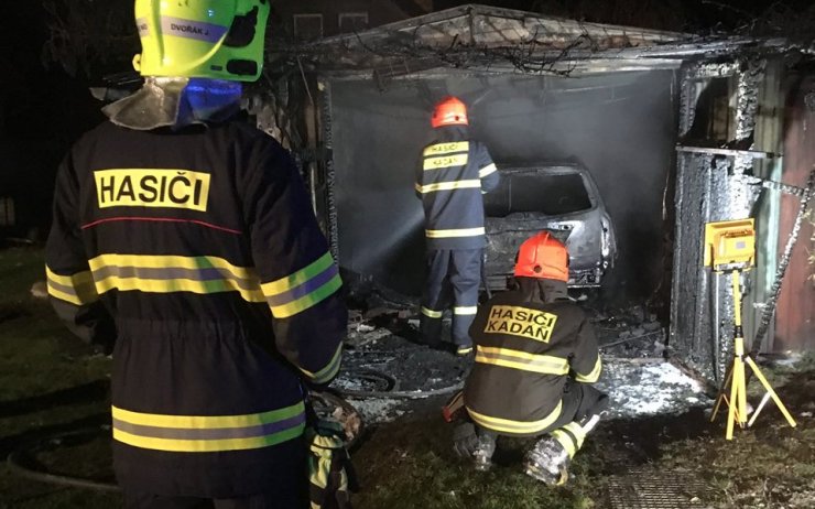 Noční požár u Kadaně: Oheň zcela zničil garáž i s automobilem uvnitř