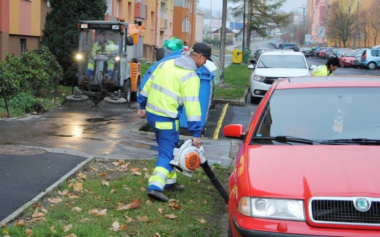 Podzimní čištění ulic v Jirkově probíhá bez odtahů aut. Na jaře ale bude zase vše jinak