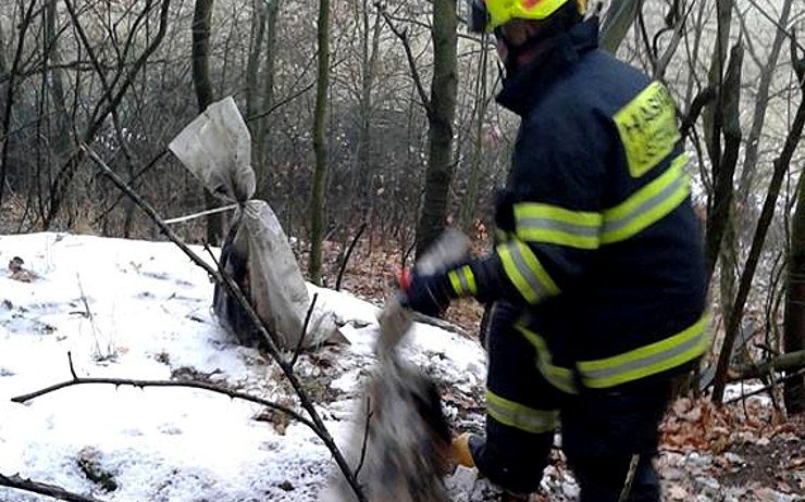 Hasiči našli v bunkru pytle s tlejícími ostatky. Vynášeli je v dýchacích přístrojích  