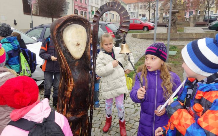 Na kláštereckém náměstí je tato netradiční vánoční zvonička