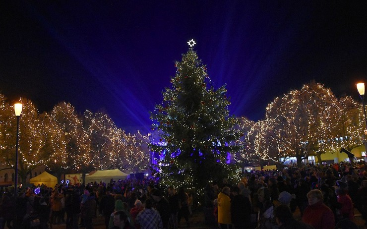 Jirkov slavnostně rozsvítil vánoční stromek a výzdobu. Paráda, nejlepší, luxusní, pochvalovali si akci lidé