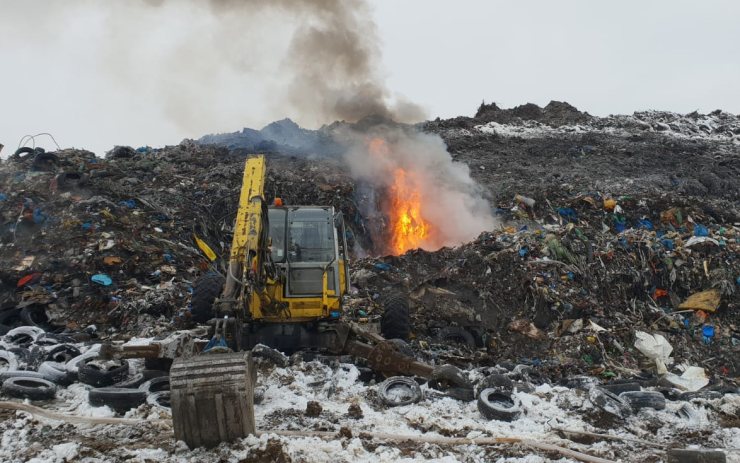 OBRAZEM: Na okraji vojenského prostoru hoří od pátku skládka odpadu
