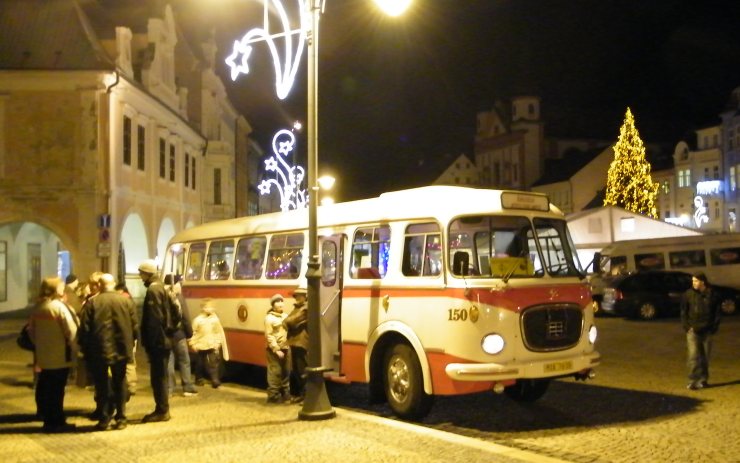 Skauti přivezou Betlémské světlo do Chomutova historickým autobusem. Kde a kdy ho najdete