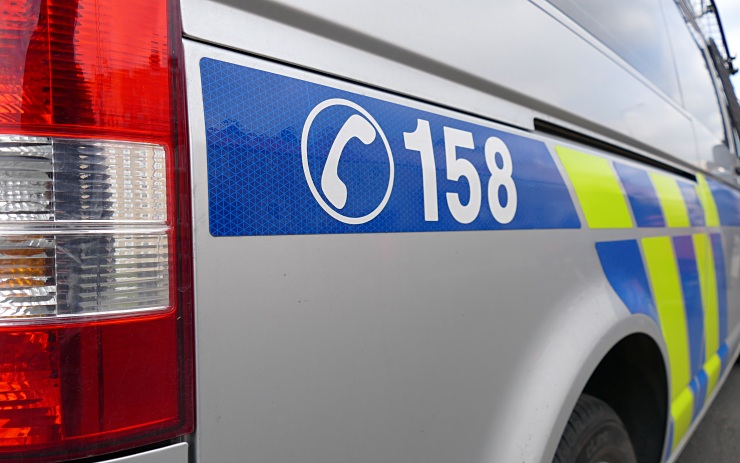 Nehoda v Chomutově: Auto srazilo chodce na přechodu. Policie hledá svědky