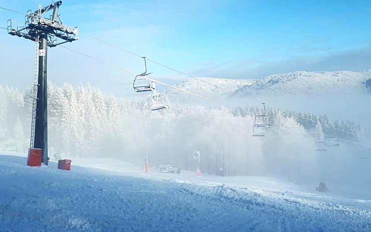 V Krušných horách se rozjíždějí lyžařské vleky. Víme, kde všude se už lyžuje a kam můžete vyrazit na běžky