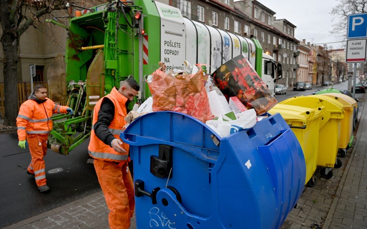 Tohle zbylo po Ježíškovi. V chomutovských kontejnerech skončilo 200 tun odpadků 