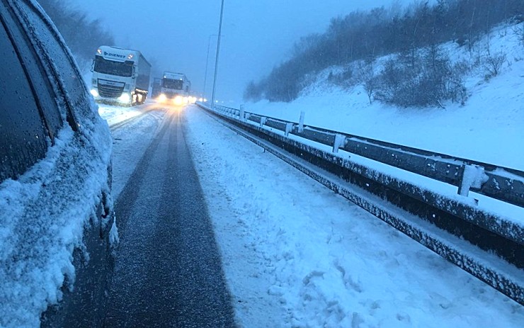 Sníh a vítr komplikují dopravu. Silnice z Chomutova na Šebestiána byla kvůli uvízlým kamionům uzavřena. Padají stromy 