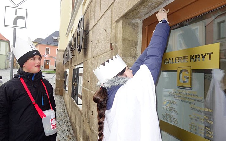 Rozpečetěno a spočítáno. Víme, kolik jste v Klášterci přispěli do kasiček Třem králům