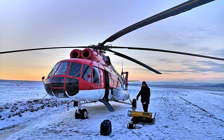 VIDEO: Takhle bojují na Klíovci se sněhem. Pomáhá ho shazovat vrtulník!