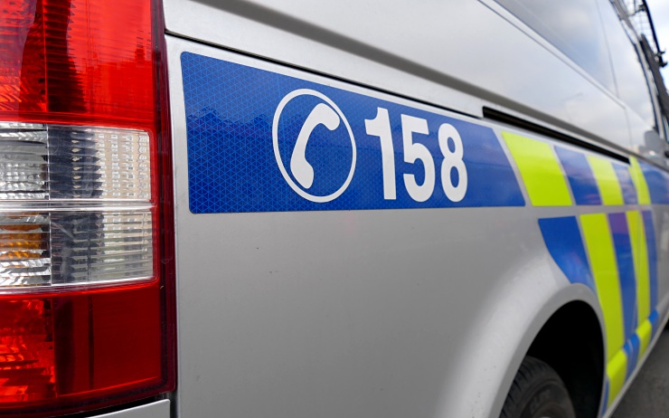 Policisté hledají svědky dopravní nehody ve Školní ulici, hlavně posádku z červeného auta
