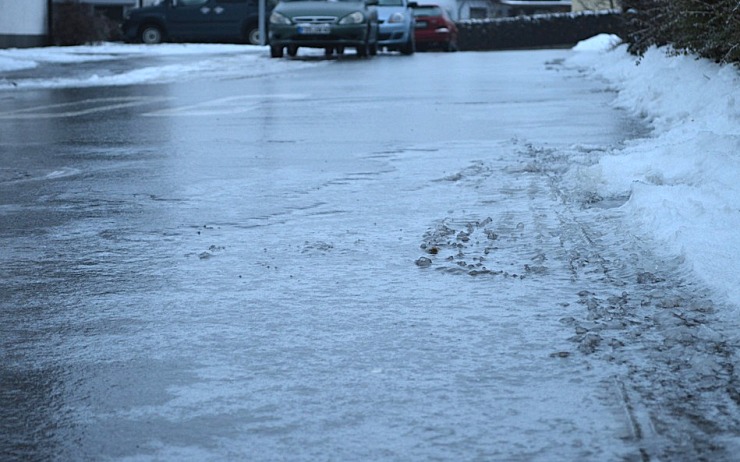 AKTUÁLNĚ: Ledovka komplikuje dopravu. Řidič osobáku nabral značku, mimo vozovku skončil i autobus