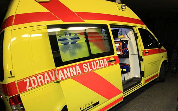 OD SOUSEDŮ: Vážná nehoda v Jirkově: Řidič srazil na přechodu ženu a dvě děti