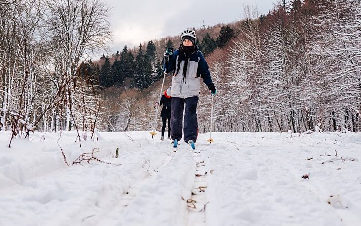 Běžkovat se dá i v Bezručově údolí. Trať tady upravuje profesionální stopovač