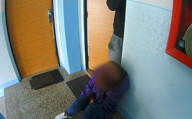 Muž u sebe nechal přespat bezdomovkyni, pak ji nemohl dostat od dveří svého bytu
